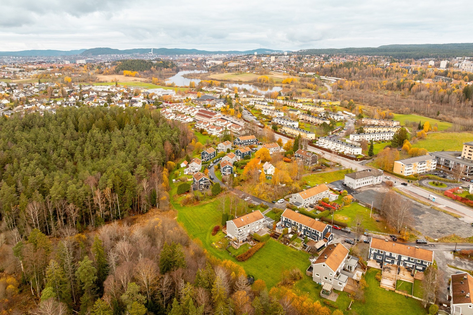 Rekkehusets plassering gir flott utsyn mot Østmarka og Østensjøvannet, her har man naturen rett utenfor døren. Galleribilde