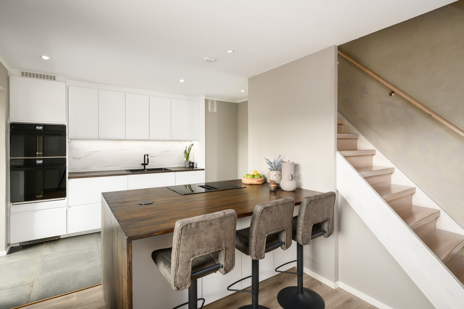 Stilrent kjøkken fra 2023 med integrerte hvitevarer og moderne fronter. Galleribilde