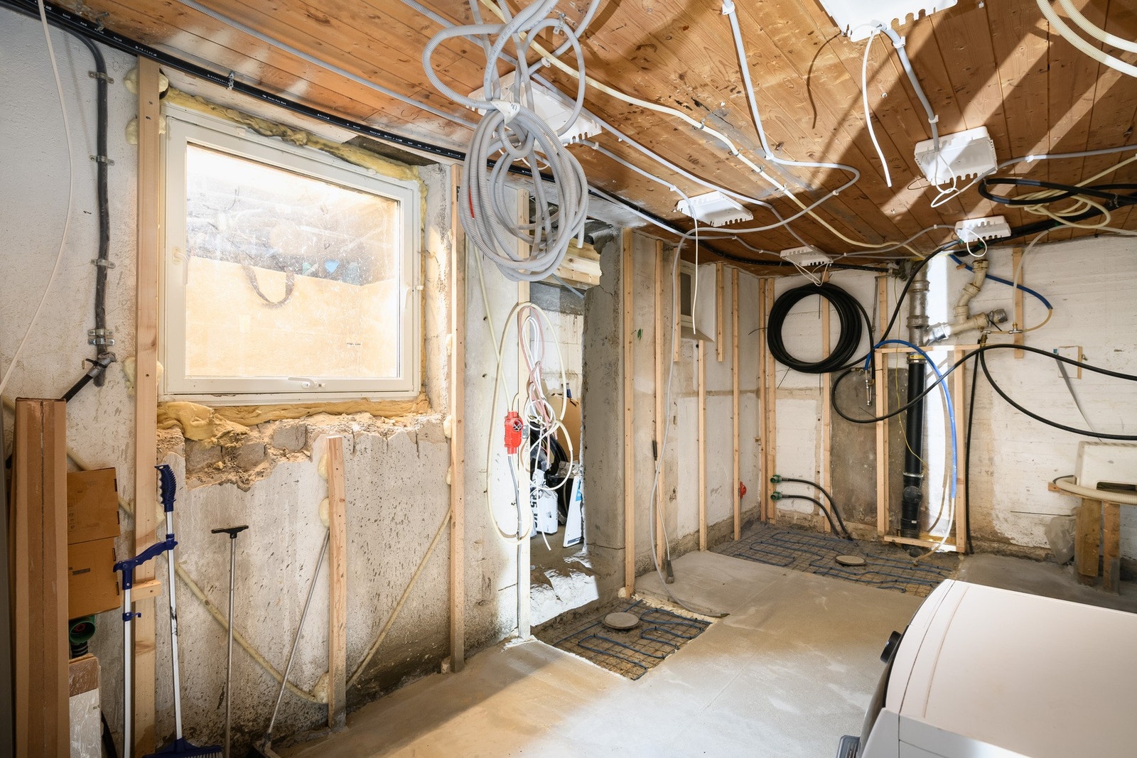 Kjelleren er påbegynt innredet med potensial for bad, vaskerom og kjellerstue. Galleribilde