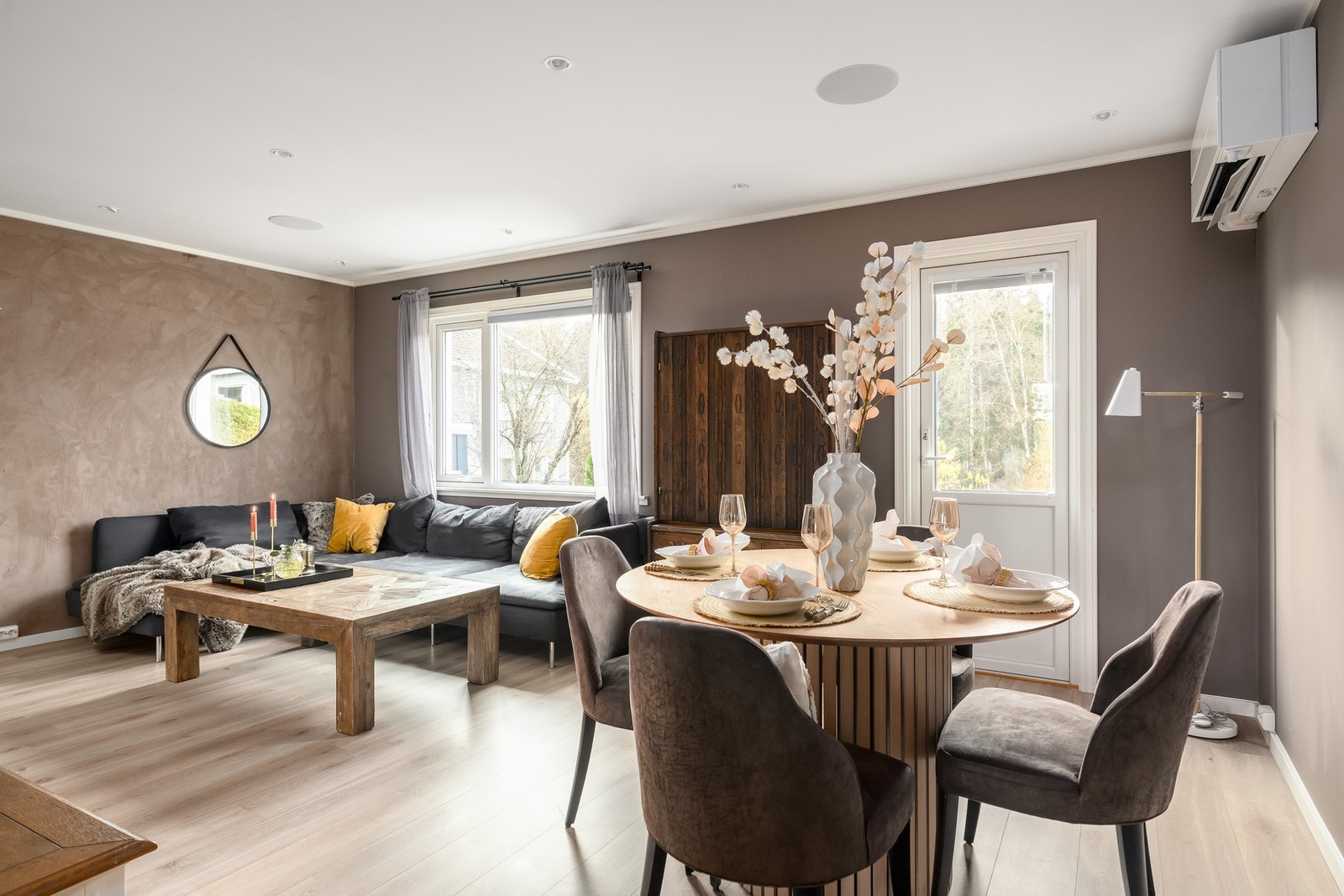 Store vindusflater gir rikelig med dagslys og utsikt mot hagen. Galleribilde