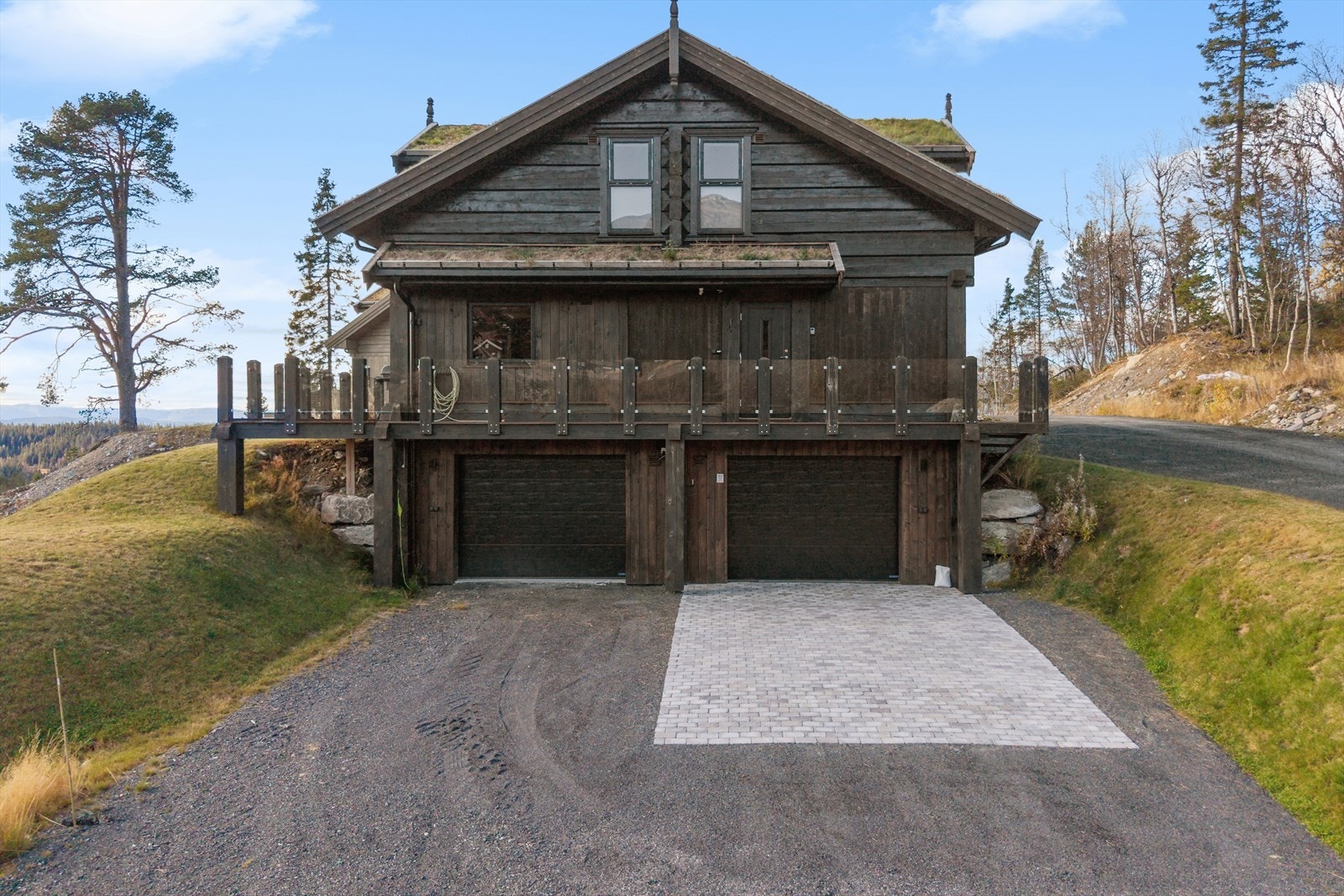 Garasje med port til venstre tilhører enheten Galleribilde