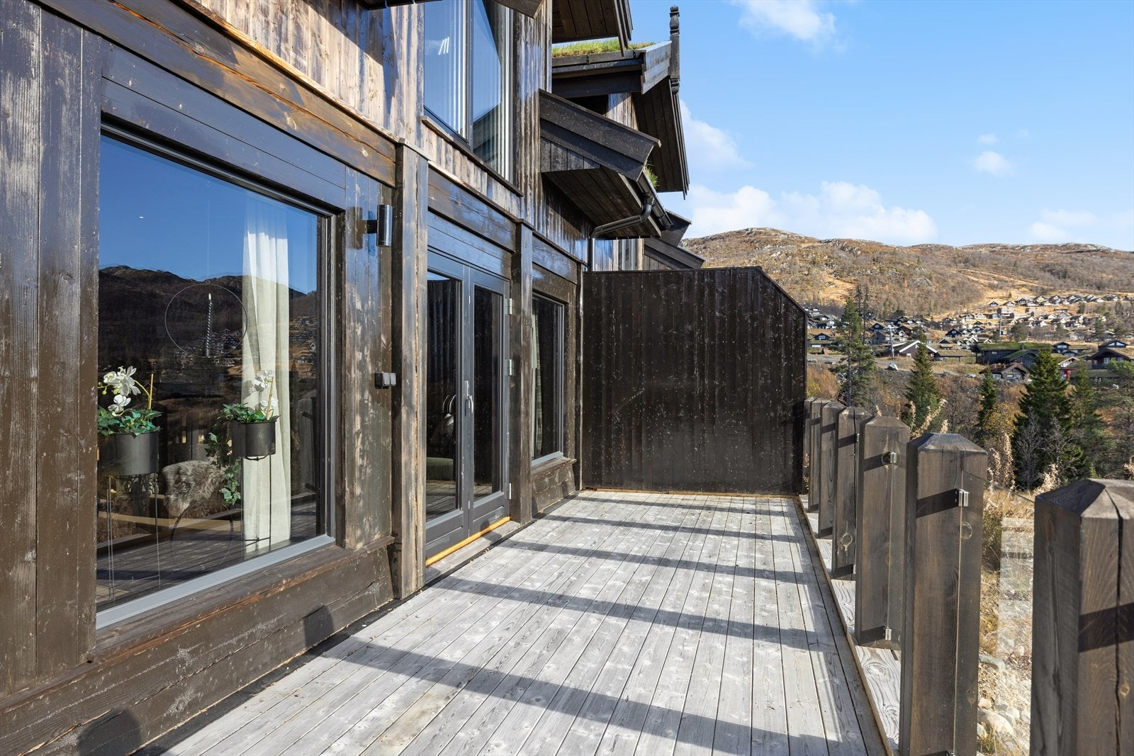 Det er satt opp levegg mot nabohytta, noe som gir en skjermet og lun terrasse - perfekt for avslapning i fredelige omgivelser. Galleribilde