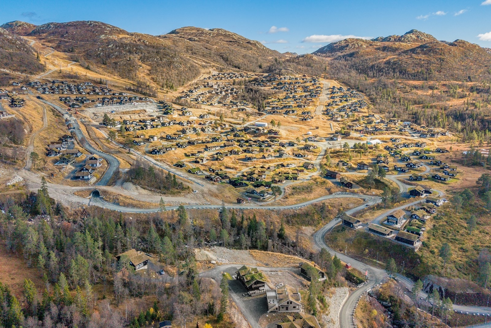 Det er minst like fantastisk på Rauland sommer og høst, som det er vinter og vår. Det er variert tur- og sykkelterreng med muligheter for å bade, fiske, ro eller padle. Med et hav av turmuligheter rett på utsiden av døren er det bare å begynne å velge. Galleribilde