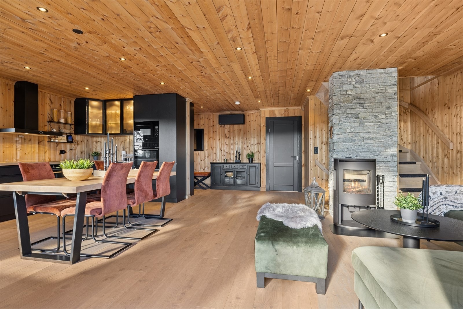 Åpen stue- og kjøkkenløsning som legger til rette for sosialt samvær - perfekt for hyggelige stunder på hytta! Galleribilde