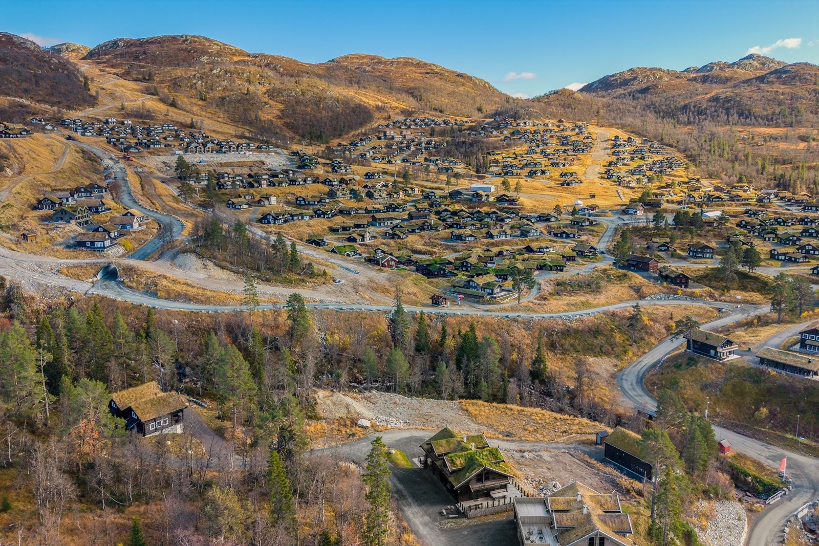 Her bor du med direkte tilgang til både heisanlegg, skiløyper og friområder, og med gangavstand til turistsenteret som tilbyr kafé, skiutleie og sosiale arrangementer året rundt. Galleribilde