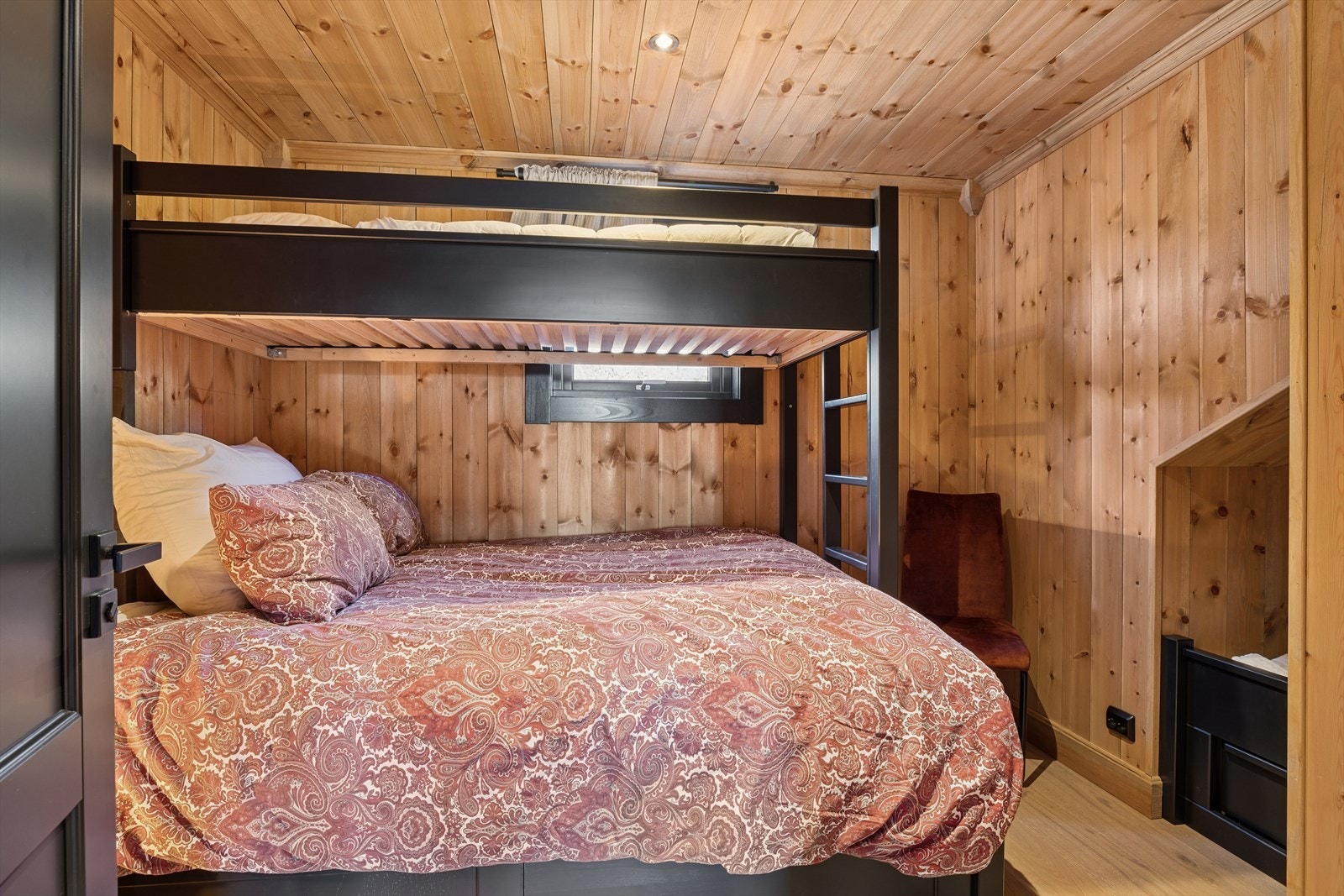 Soverom innredet med familiekøye og praktisk seng i nisje - en smart løsning som gir både komfort og ekstra sengeplasser. Galleribilde