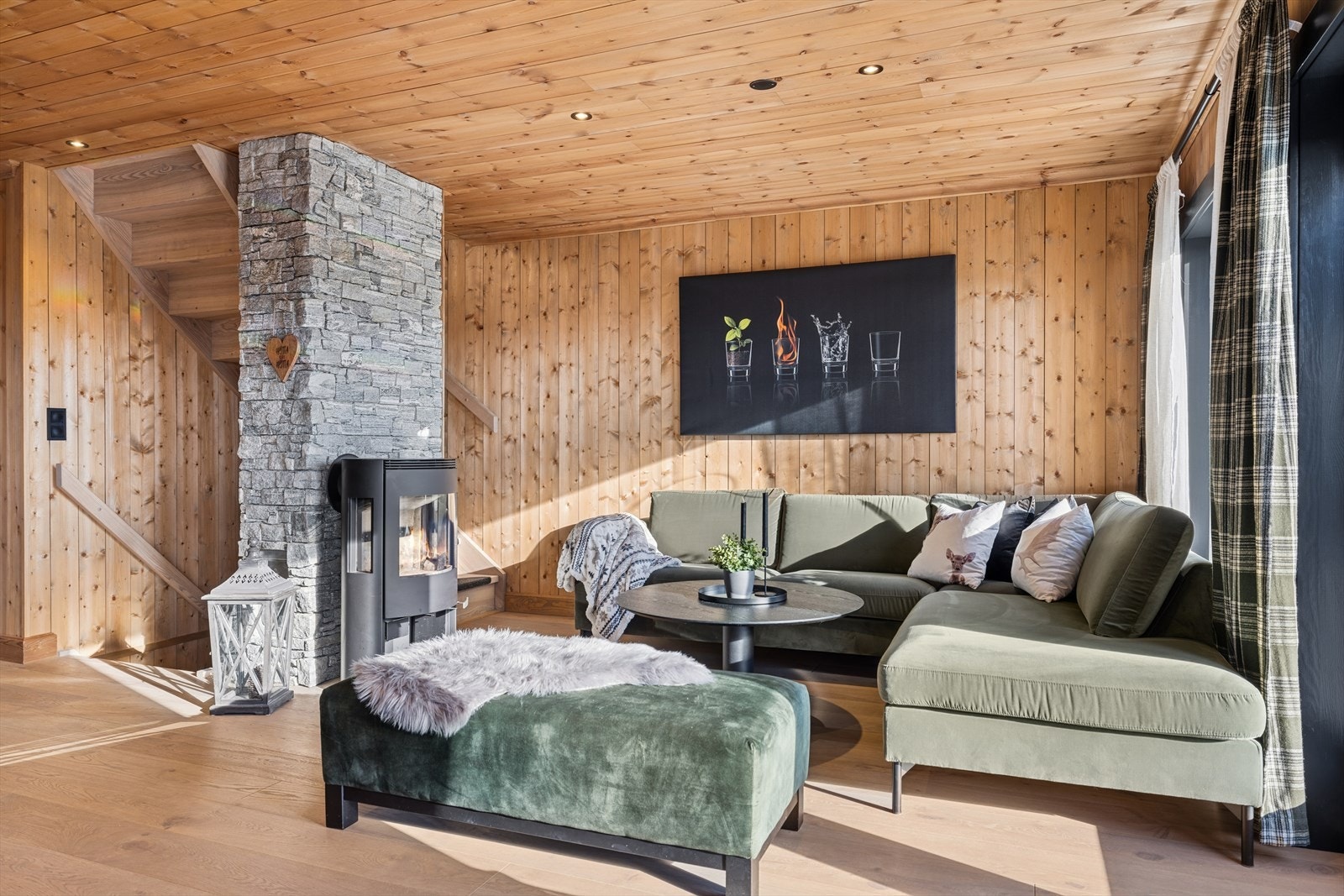 Peisovn i stuen gir både varme og en ekstra dose hygge - perfekt for kjølige kvelder. Galleribilde