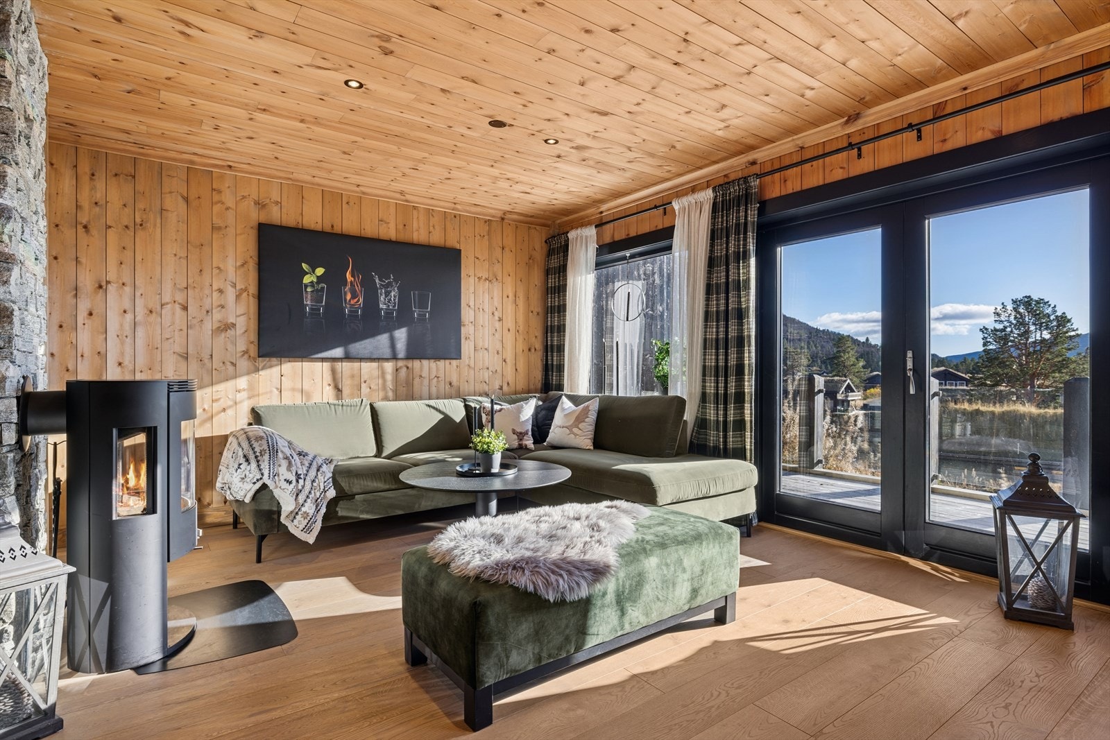 Spotter i taket gir svært godt lys og tilfører rommet et moderne og stilrent preg. Galleribilde