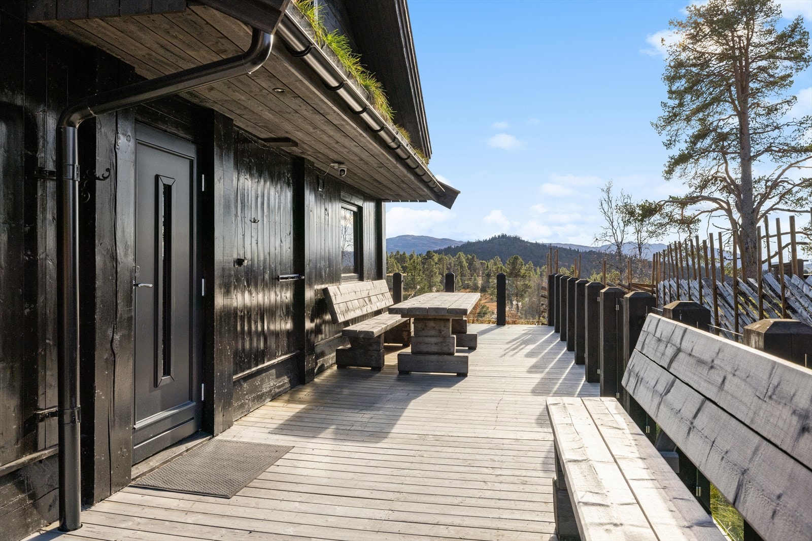 Hytta har adkomst både fra garasjen og hovedetasjen - praktisk og fleksibelt for både hverdag og fritid. Galleribilde