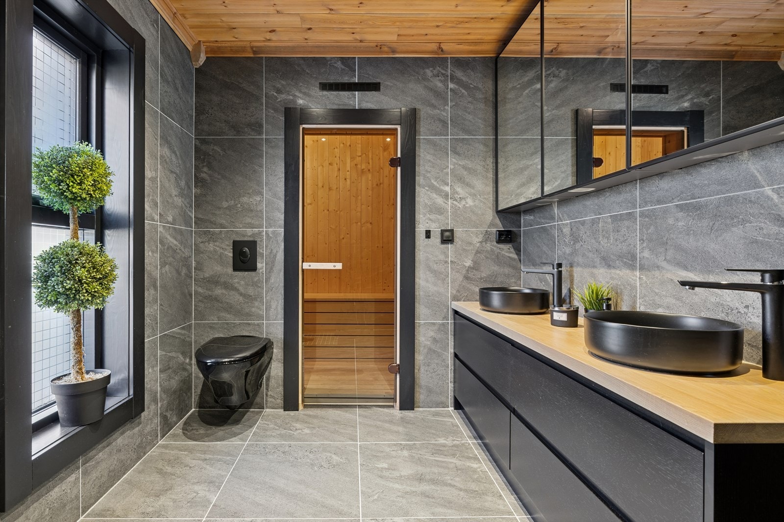 Stilrent bad med moderne uttrykk og høy standard. Praktisk med to servanter og store speilflater. Galleribilde