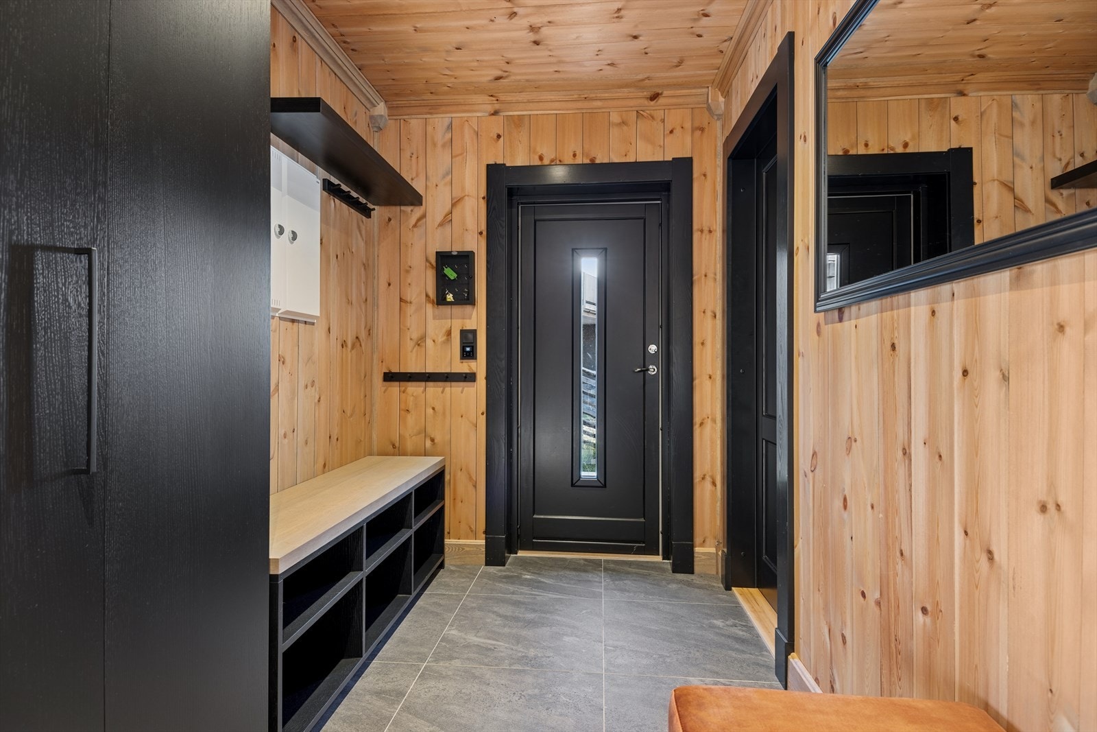 Velkommen inn i en romslig, flislagt entré med gode garderobeløsninger. Galleribilde