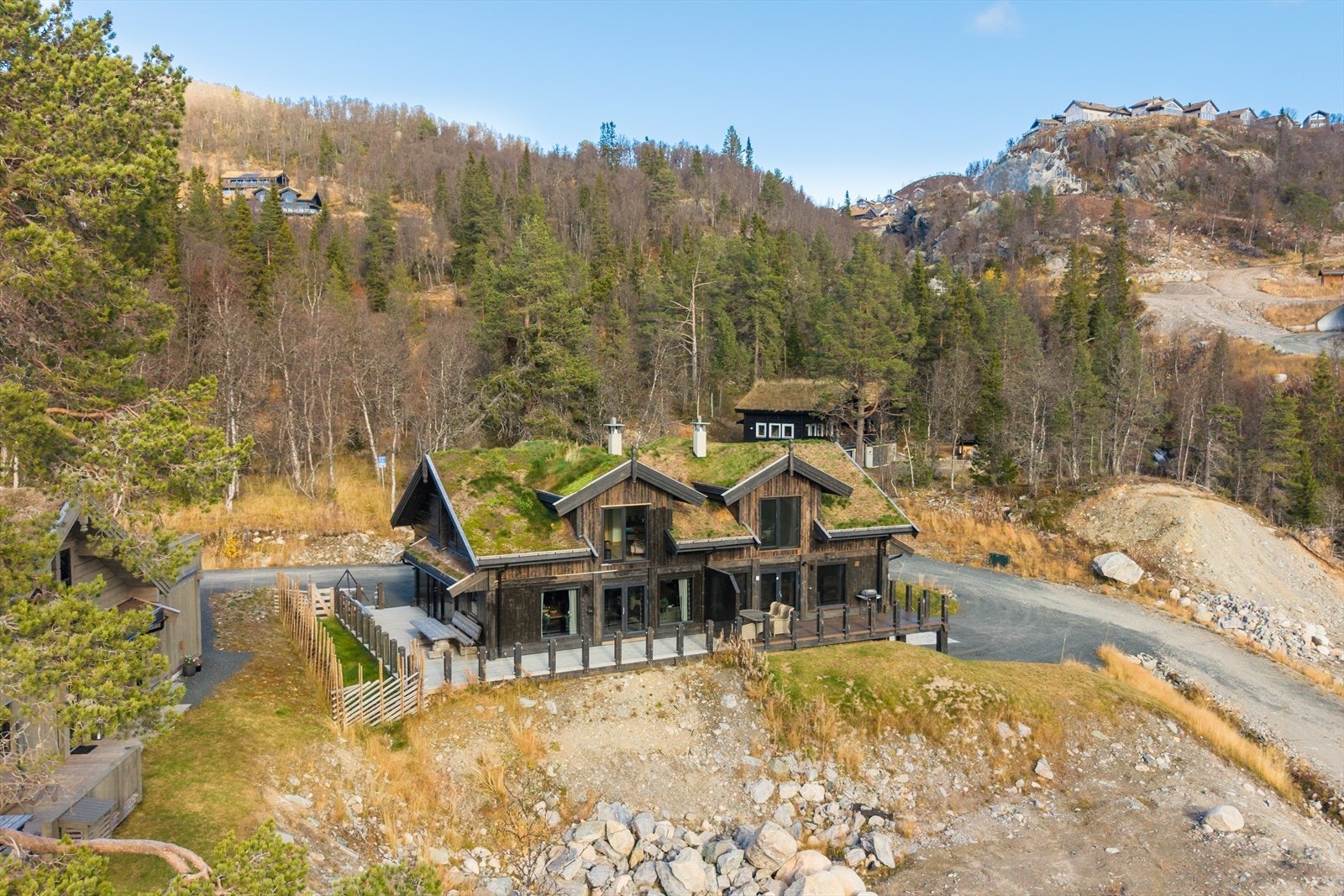 Fint beliggende eiertomt i skrånende terreng med gode solforhold og fin utsikt. Galleribilde