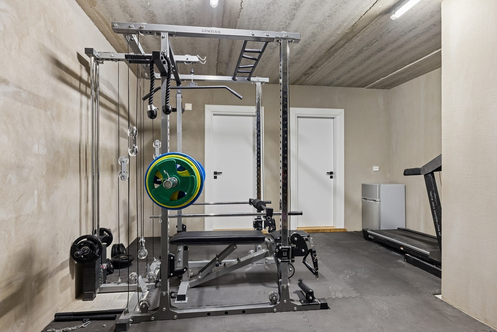 I hyttas kjeller finner du et praktisk og allsidig areal med vaskerom, bod og en romslig garasje - perfekt for både aktivitet, oppbevaring og parkering. Direkte inngagn til hytta. Galleribilde