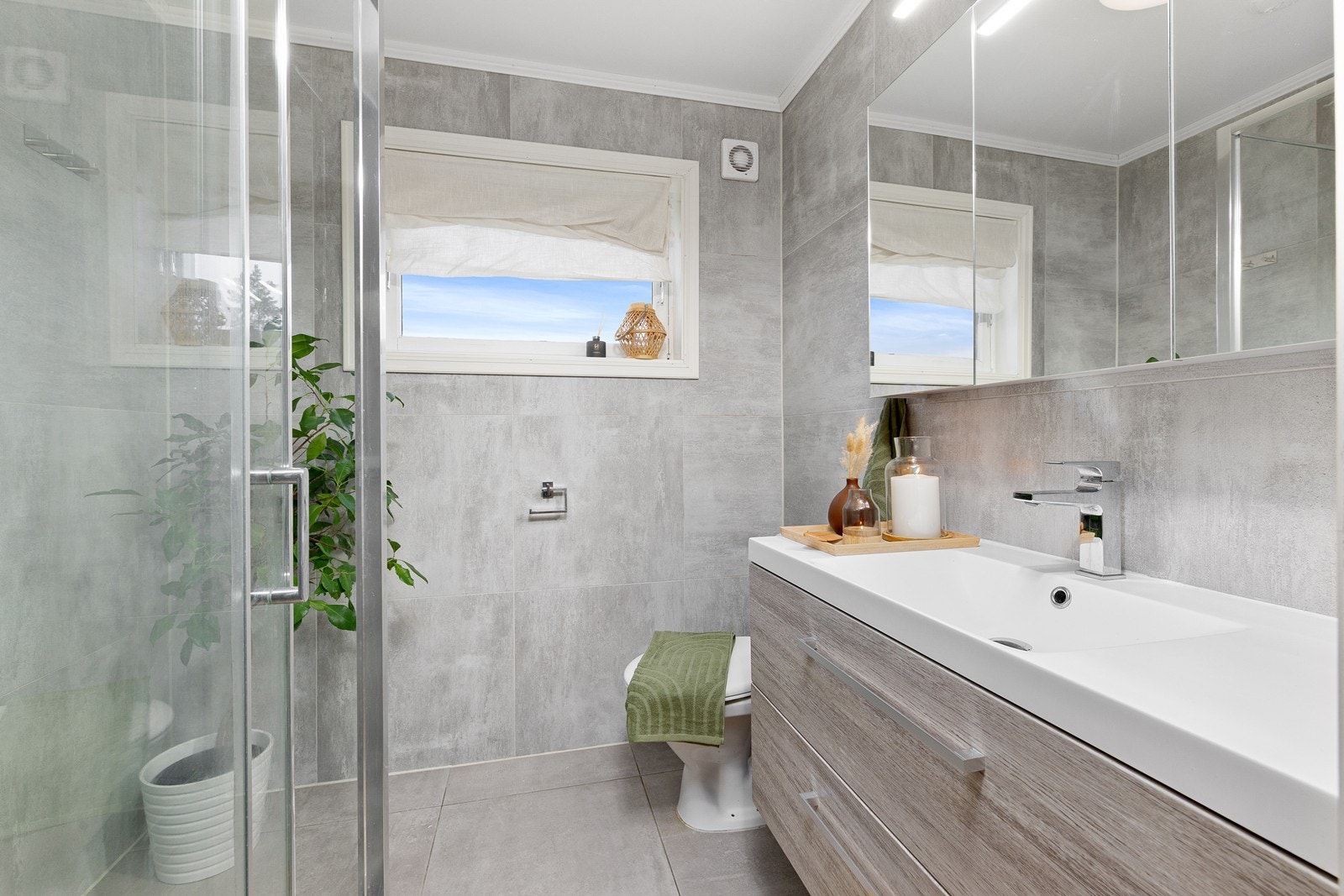 Nyoppusset og flislagt bad fra 2020 på loftsetasjen med varmekabler i gulv. Galleribilde