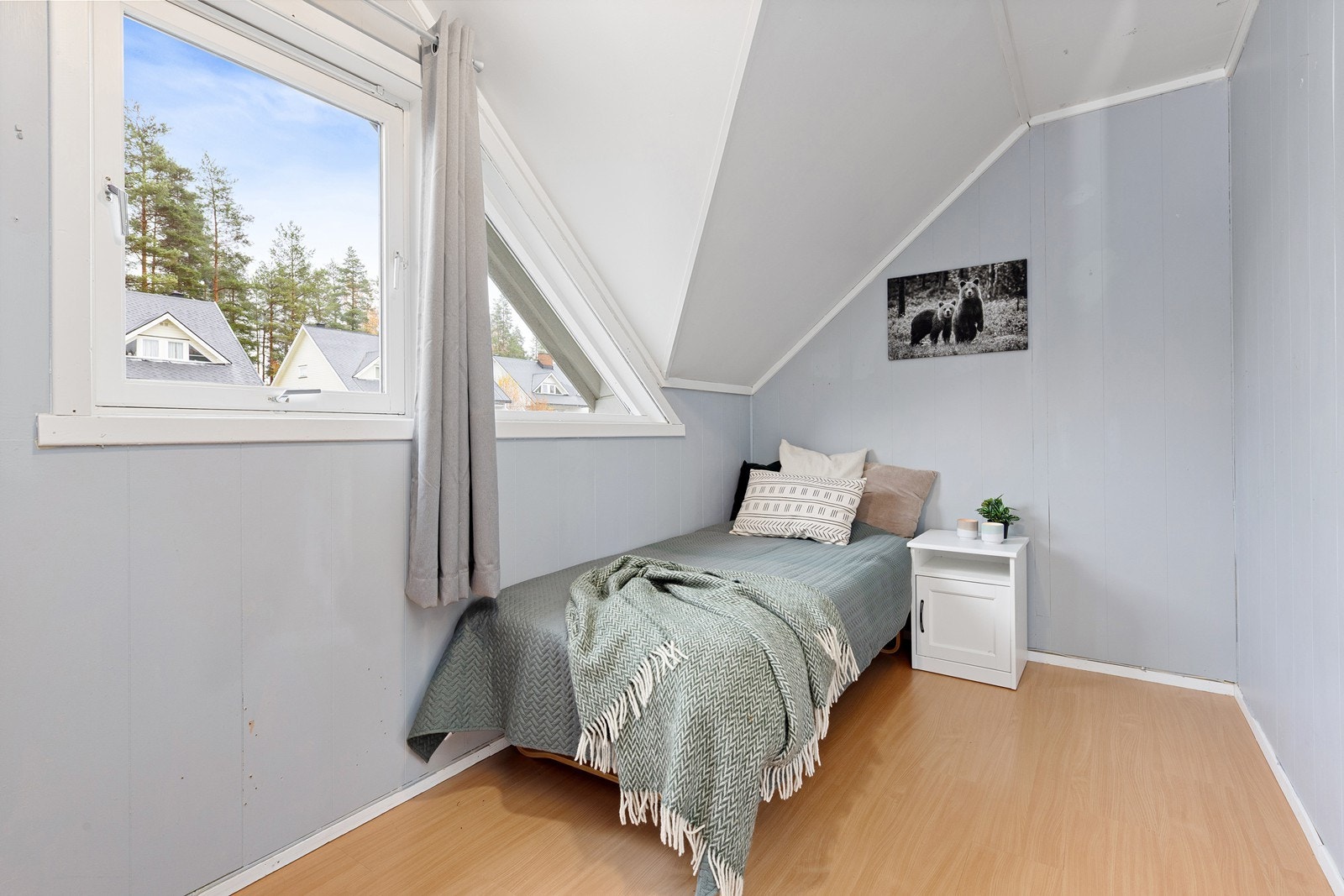 Soverommene har gode lysforhold, oppbevaringsløsninger, god plass til dobbeltseng og utstråler en behagelig atmosfære for avslapning og hvile. Galleribilde