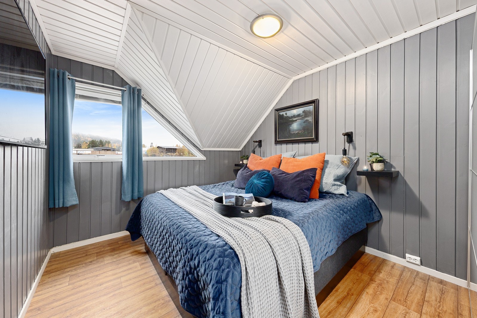 Hovedsoverommet er pent innredet og er malt i en trendy farge, noe som gir rommet en behagelig og lun stemning. Galleribilde