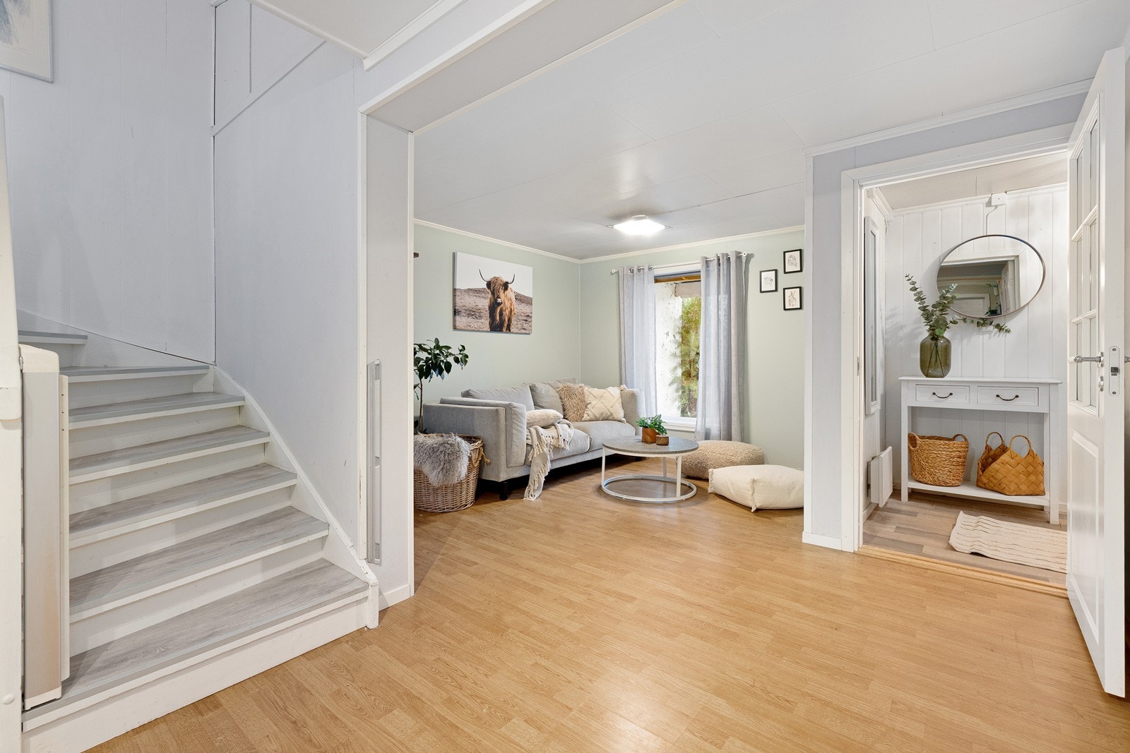 I underetasjen er det innredet en ekstra stue med sofa, et perfekt oppholdsrom for barna og ungdommen. Galleribilde