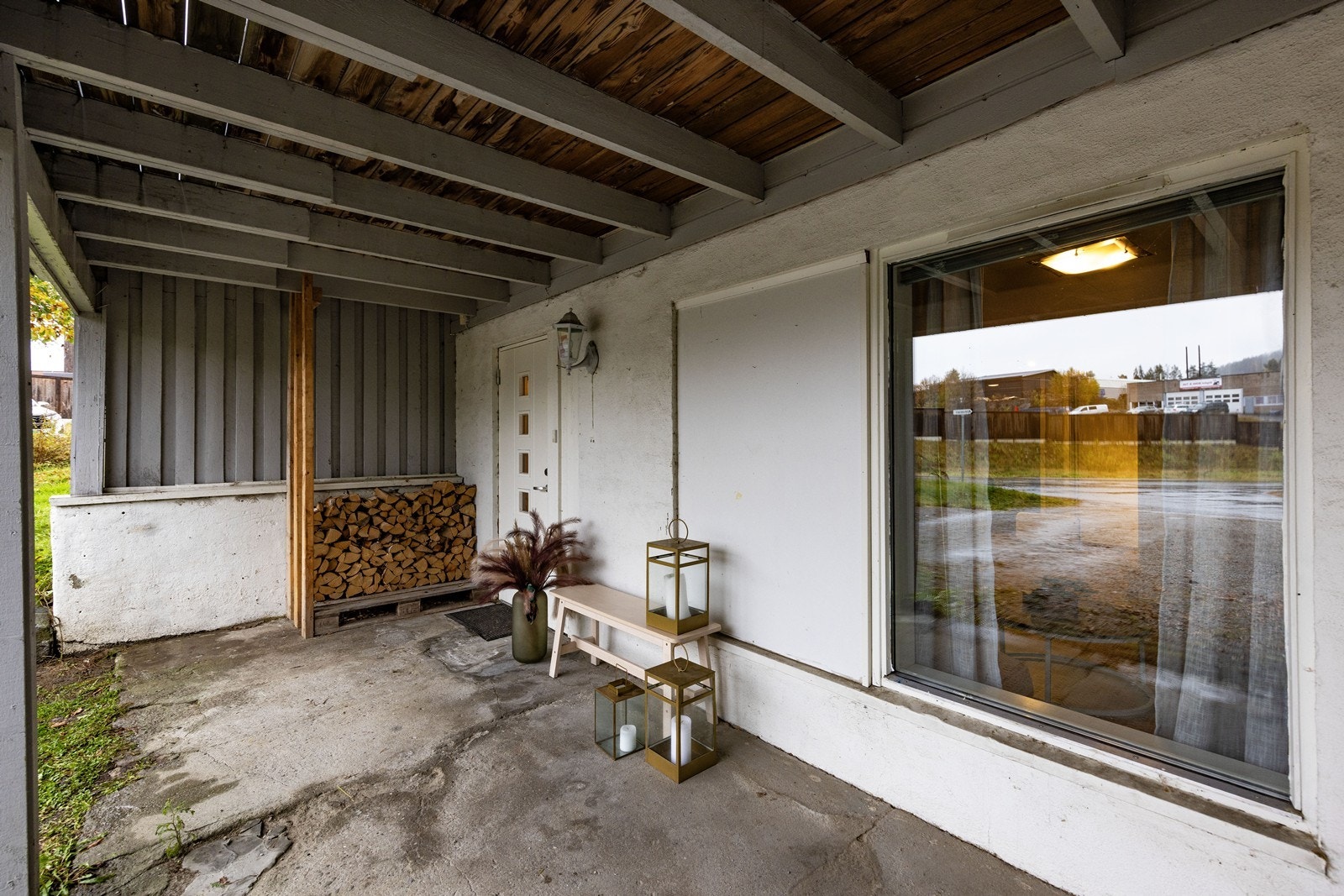 Frittliggende vertikaldelt tomannsbolig oppført i trekonstruksjon på grunnmur av lettklinker og betongsåle. Boligen er opprinnelig bygget i 1978. Galleribilde