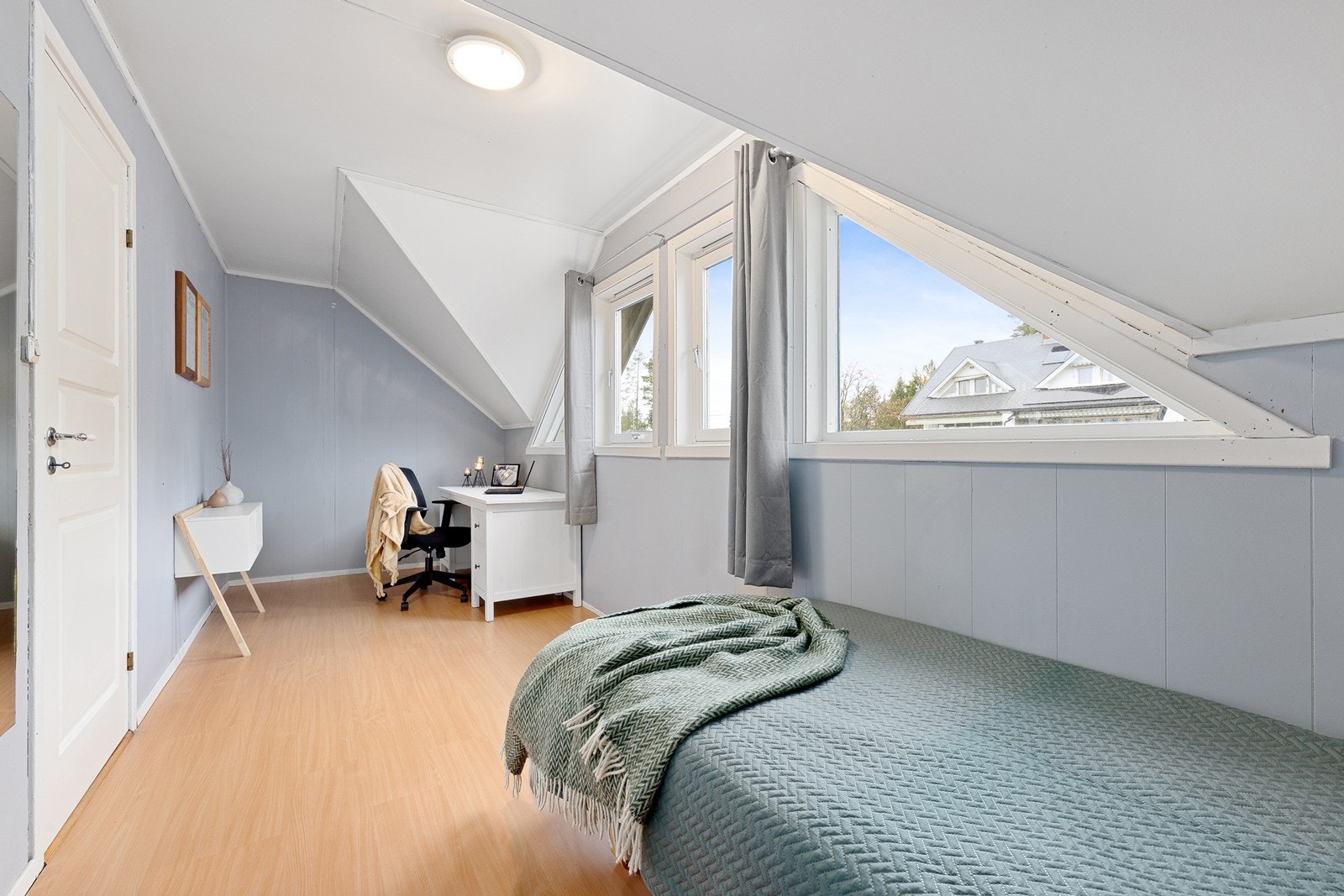 Soverom 3 med skrivepult og seng. Galleribilde