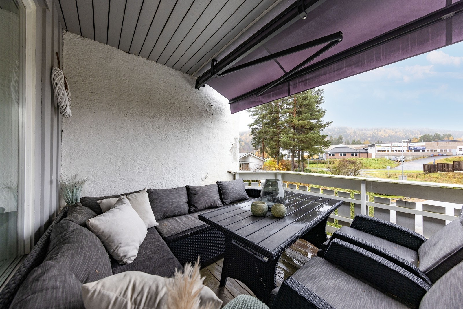 Fra stuen er det direkte utgang til en hyggelig terrasse, perfekt for avslapning stunder eller lange sommerkvelder i gode venners lag. Galleribilde