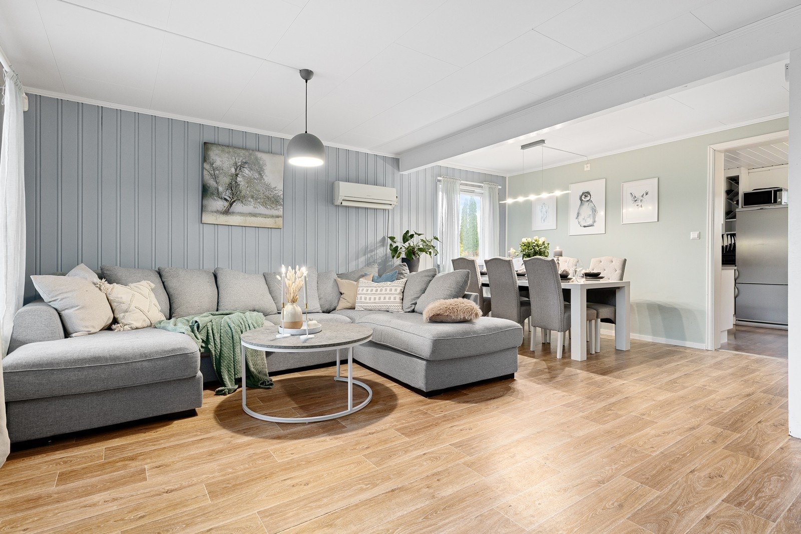 Med god plass til både spisebord og sittegruppe, er dette et fleksibelt område som passer perfekt for både avslapning og samvær. Galleribilde