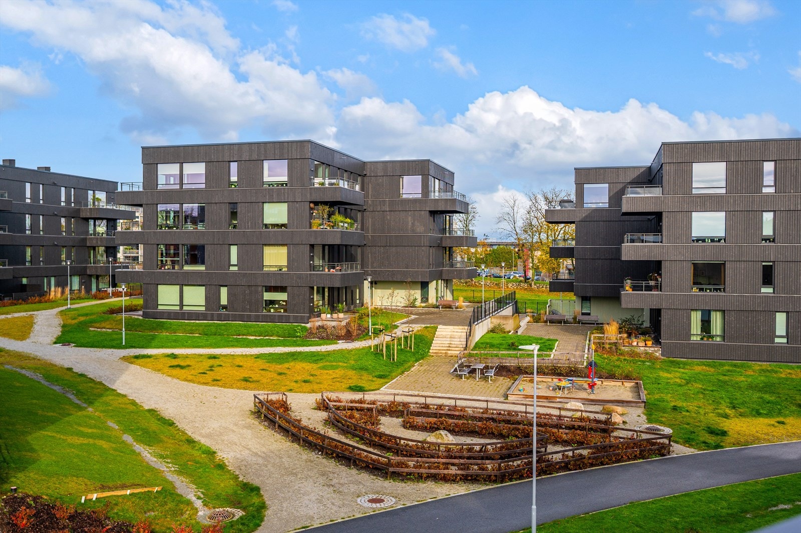 Området rundt kryr av lekeplasser til glede for småbarna Galleribilde