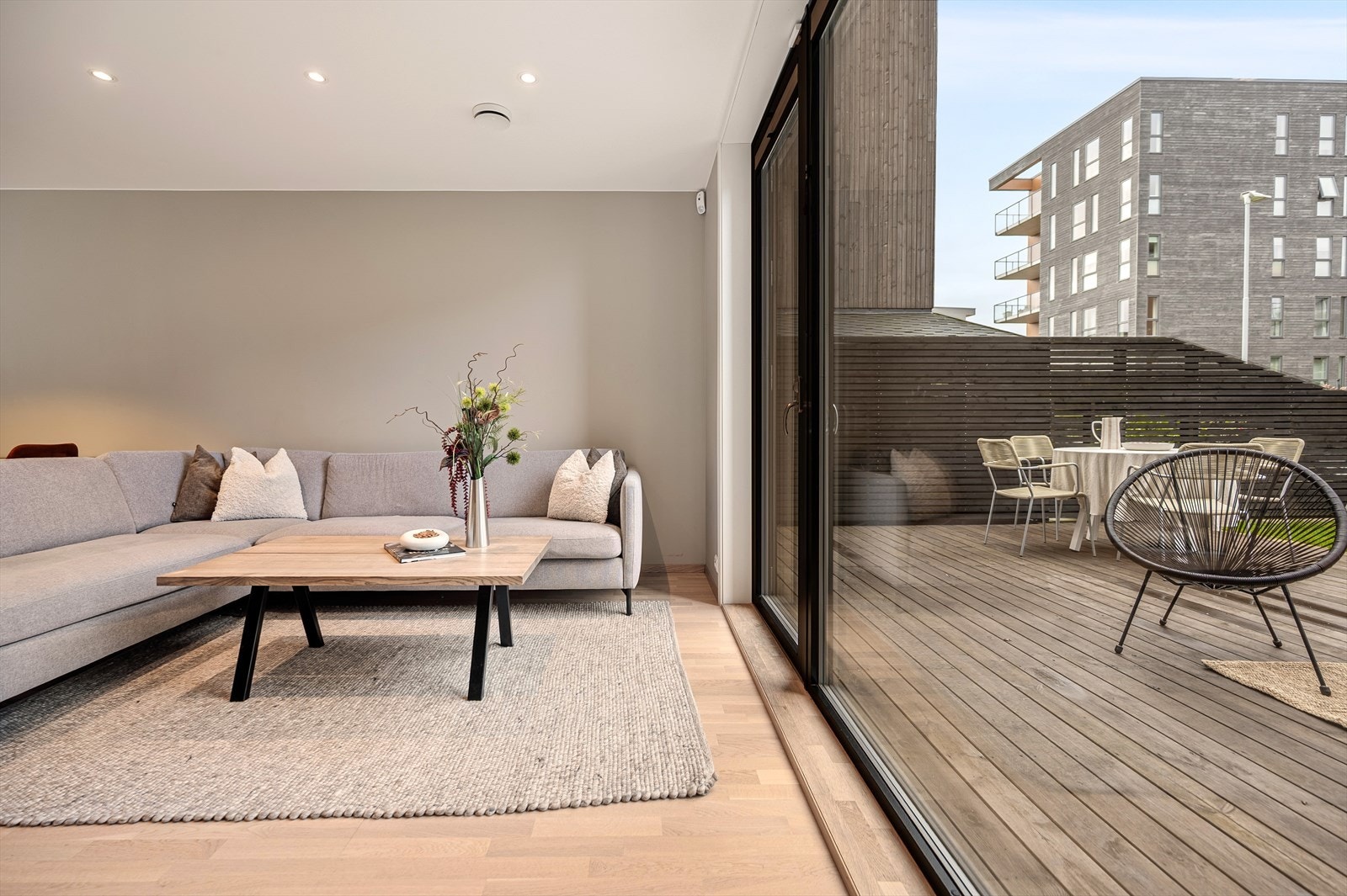 Stuen har enkel adkomst til solrik terrasse og hage Galleribilde