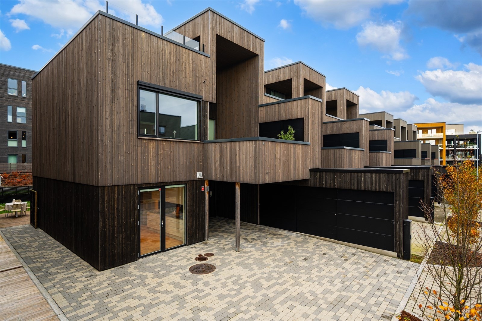 Et moderne og stilig enderekkehus med mye innhold både innvendig og utvendig! Galleribilde