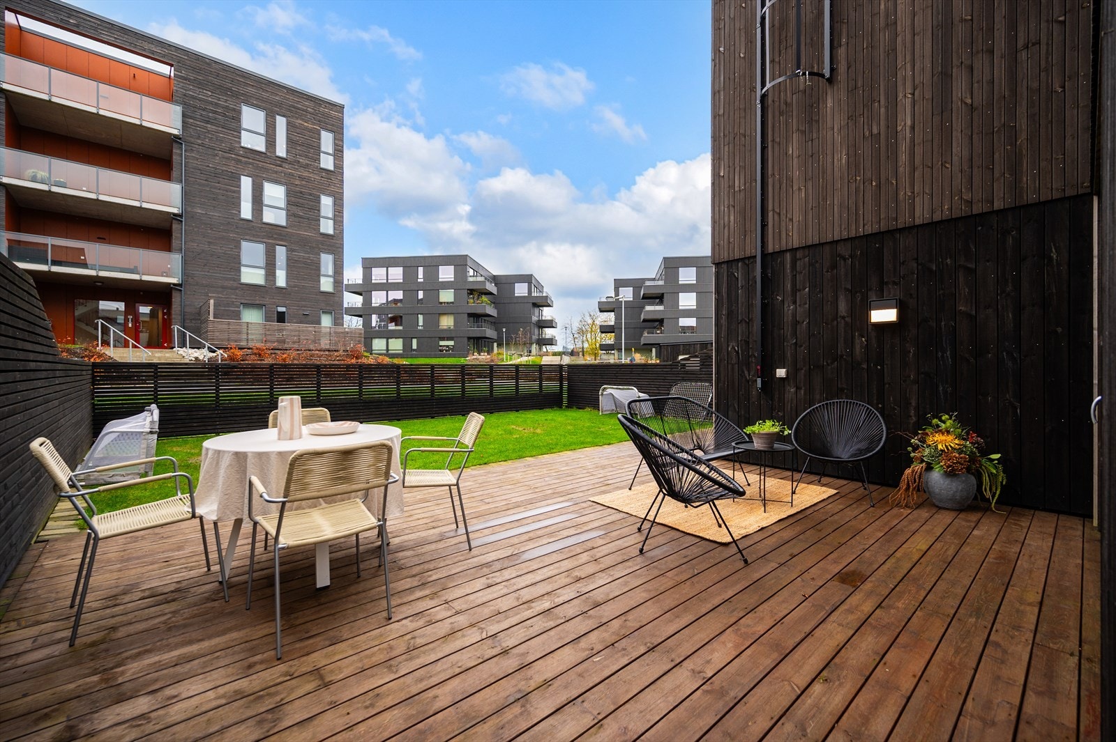 Terrasse og hage har mye sol fra ca kl 11:00 - ca 19:00 Galleribilde