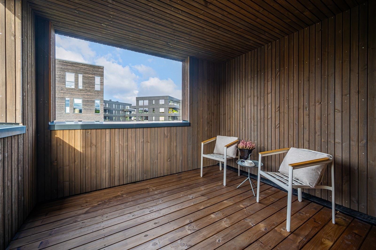 Overbygget terrasse med ettermiddag- og kveldssol Galleribilde