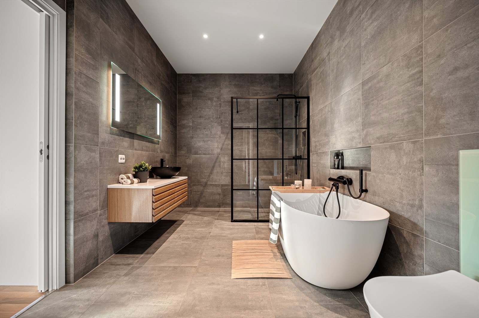 Badet har inngang både fra gang og walk-in Galleribilde