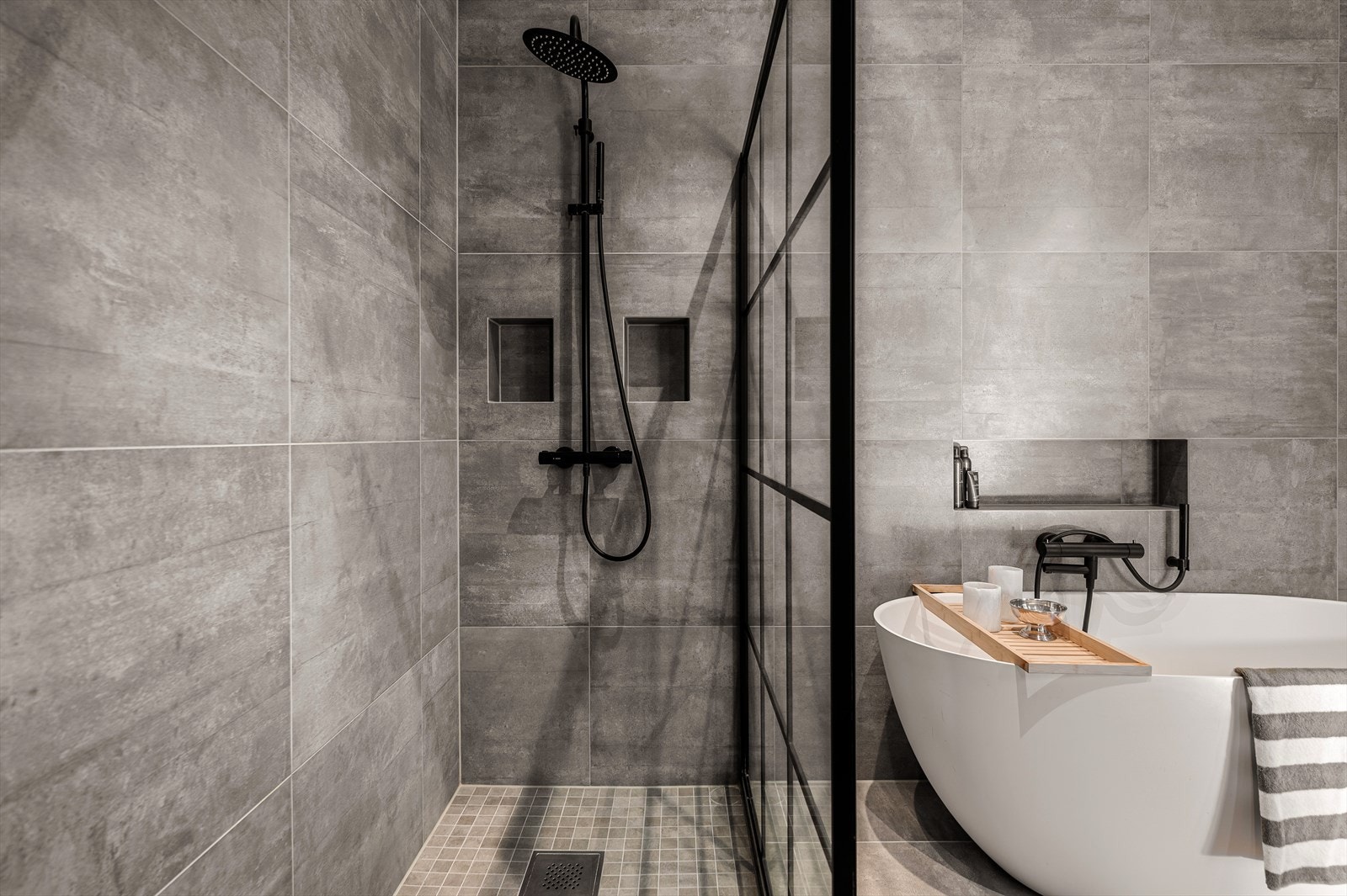Dusj med dobbelnisje. Kvaliteter som Empire glassdusjvegg 125cm og rainshower dusj Galleribilde