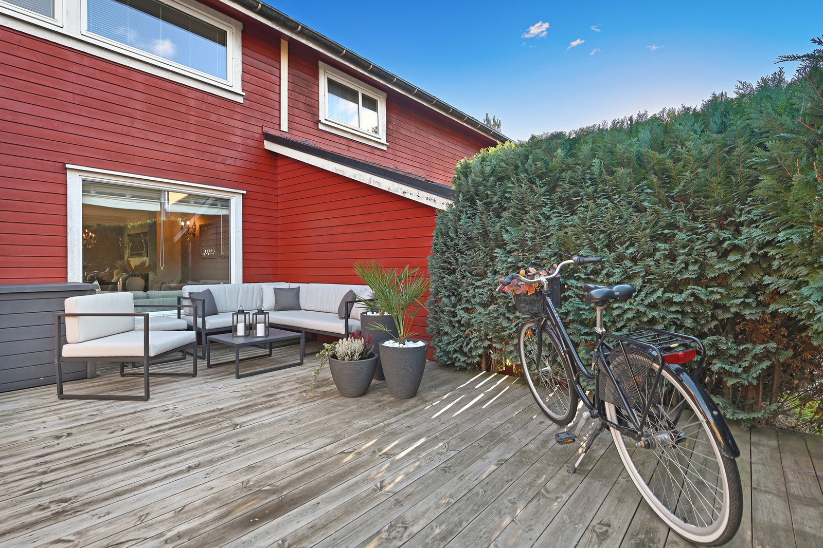 Utenfor stuen ved inngangsdøren er det terrasse på 23 m². Galleribilde