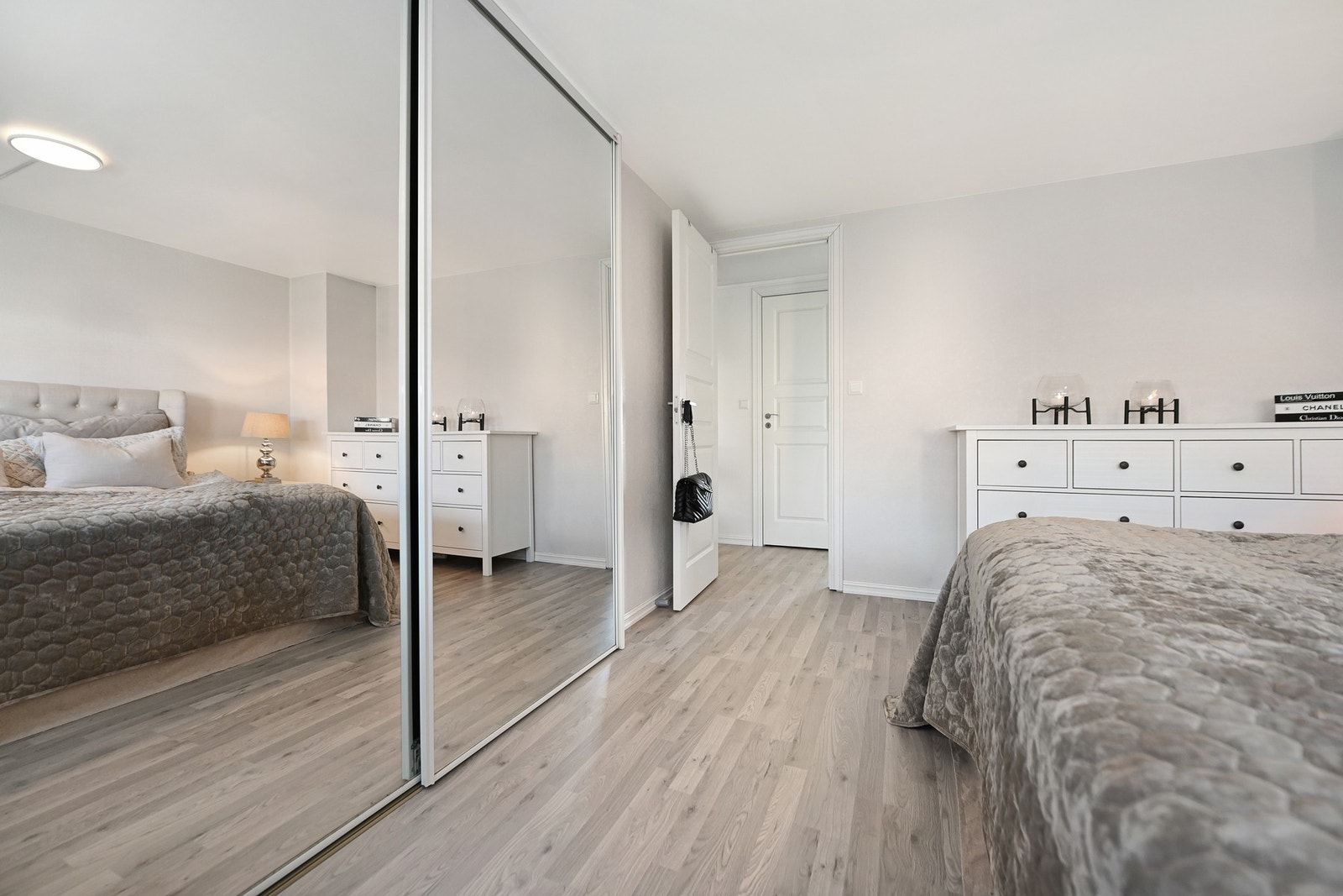 Det er skyvedørsgarderobe i rommet. Galleribilde