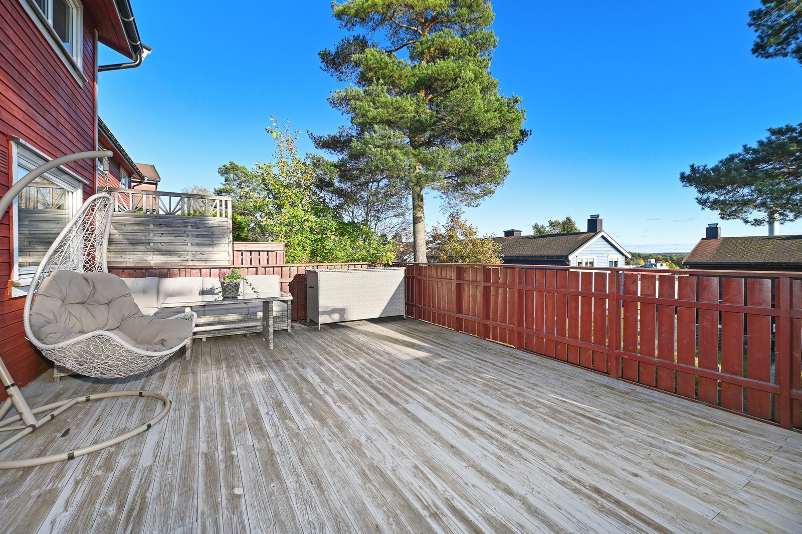 Fra stuen er det utgang til terrasse på 35 m². Store deler av sommerhalvåret står døren oppe og mye tid blir tilbrakt her ute. Galleribilde