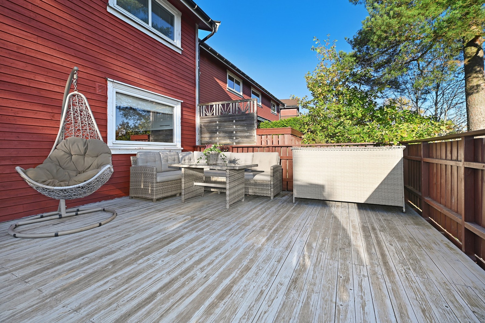 Her er det god plass til grill, sittegruppe og potter med sommerblomster. Galleribilde