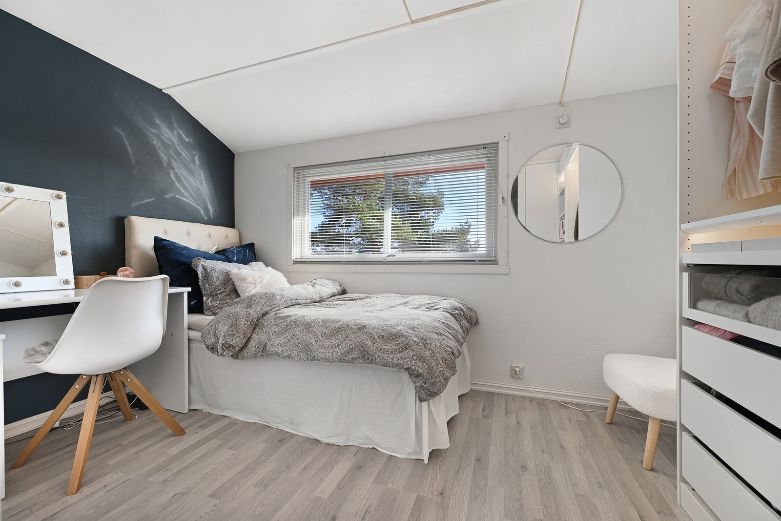 Fra to av soverommene er det flott utsikt over Vansjø. Galleribilde