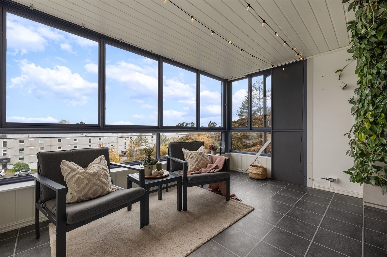 Flott tre-roms leilighet med innglasset balkong 12 m² og gjennomgående god standard(ingen TG3)! Galleribilde