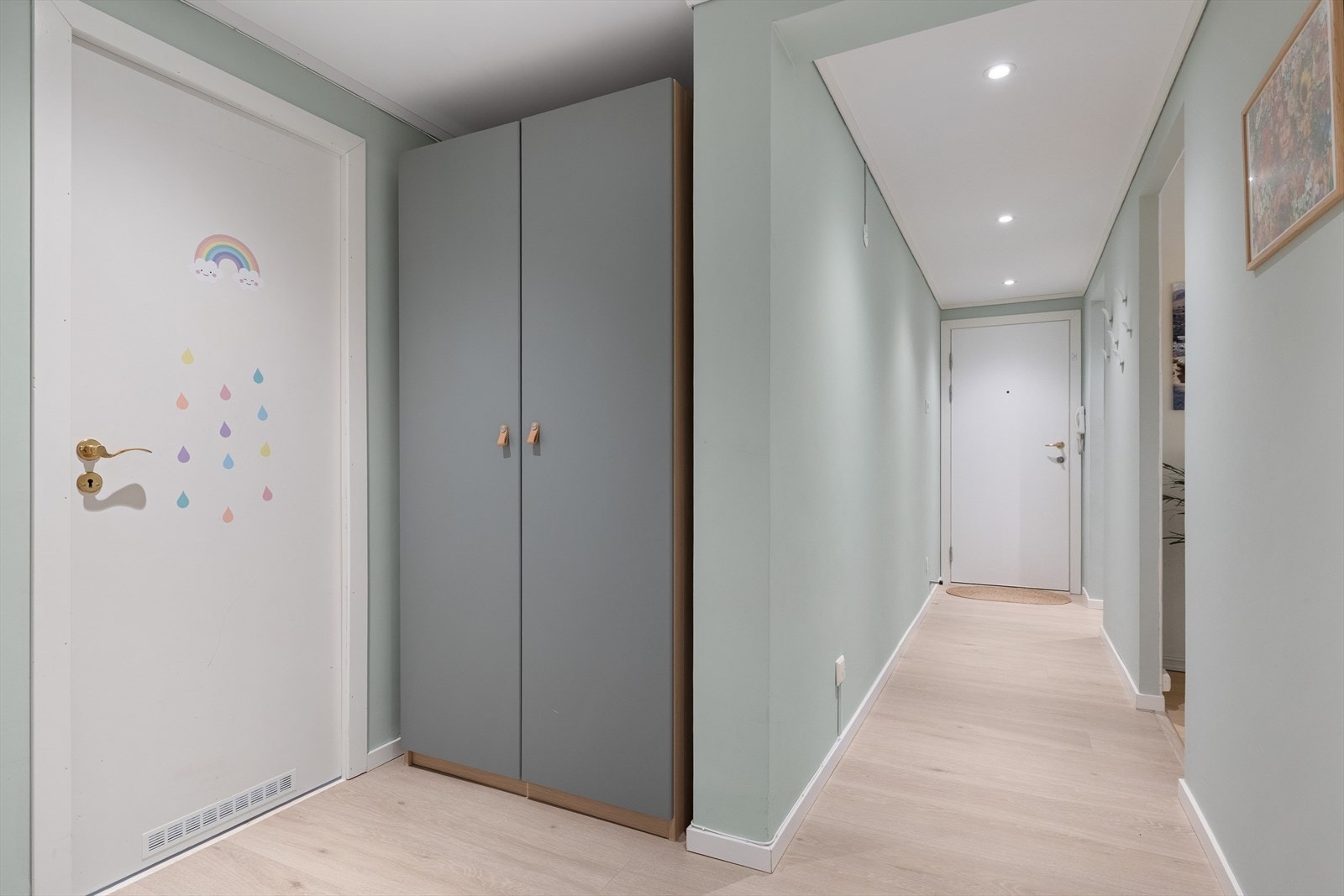 Lys og innbydende entré med garderobeskap med plass til oppbevaring av yttertøy og sko. Galleribilde