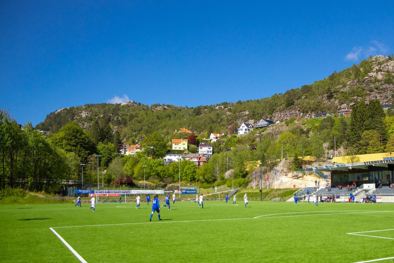Stemmemyren idrettsanlegg, Bergen Fitness og Lehmkuhlhallen klatre- og treningssenter ligger i kort avstand fra leiligheten. Galleribilde