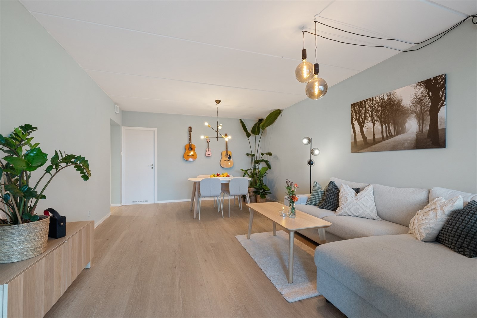 Stuen er lys og stor på ca. 23,6 m² med plass til både sofa-og spisegruppe. Galleribilde