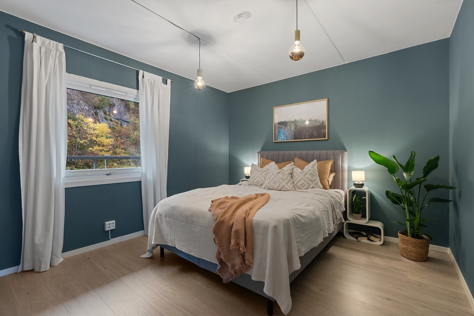 Leiligheten har to romslige soverom på henholdsvis ca. 10,2 m² og ca. 13,4 m². Her kan du innrede med seng, nattbord, garderobe og annen ønsket innredning. Galleribilde