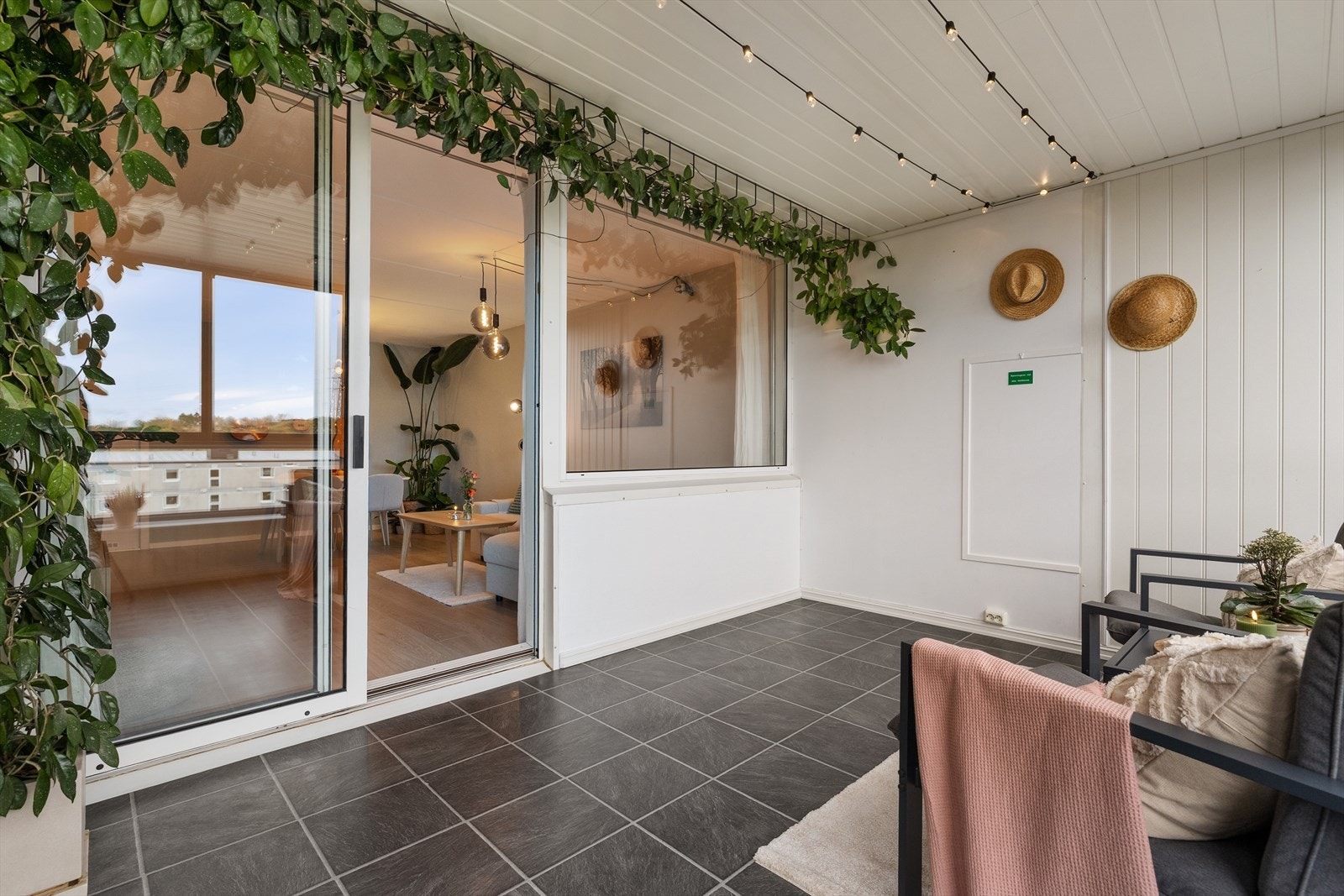 Balkongen måler ca. 12 m² og har god plass til ønsket møblering. Her kan vår-, sommer- og høstdagene virkelig nytes. Galleribilde