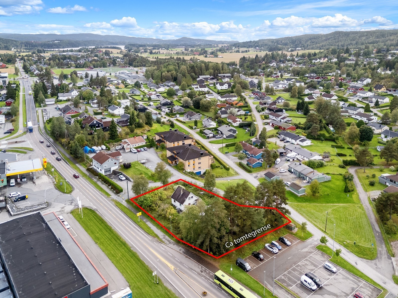 Tomten ligger i hjertet av Bjørlangen og har alt innen rekkevidde. Galleribilde