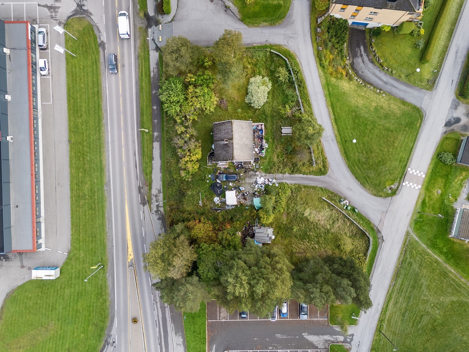 På tomten står et hus som eier har leid ut og som kjøper må ta ansvar for å rive. Medhjelper har ikke befart boligen og heller ikke taksert denne. Galleribilde