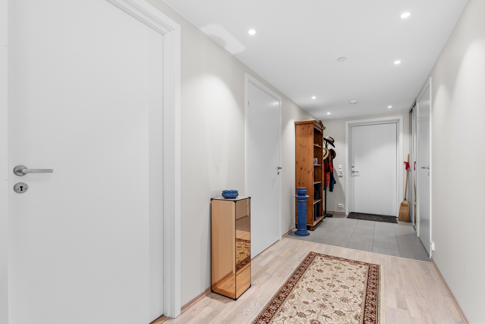 Flislagt gang - soverom på begge sider. Galleribilde