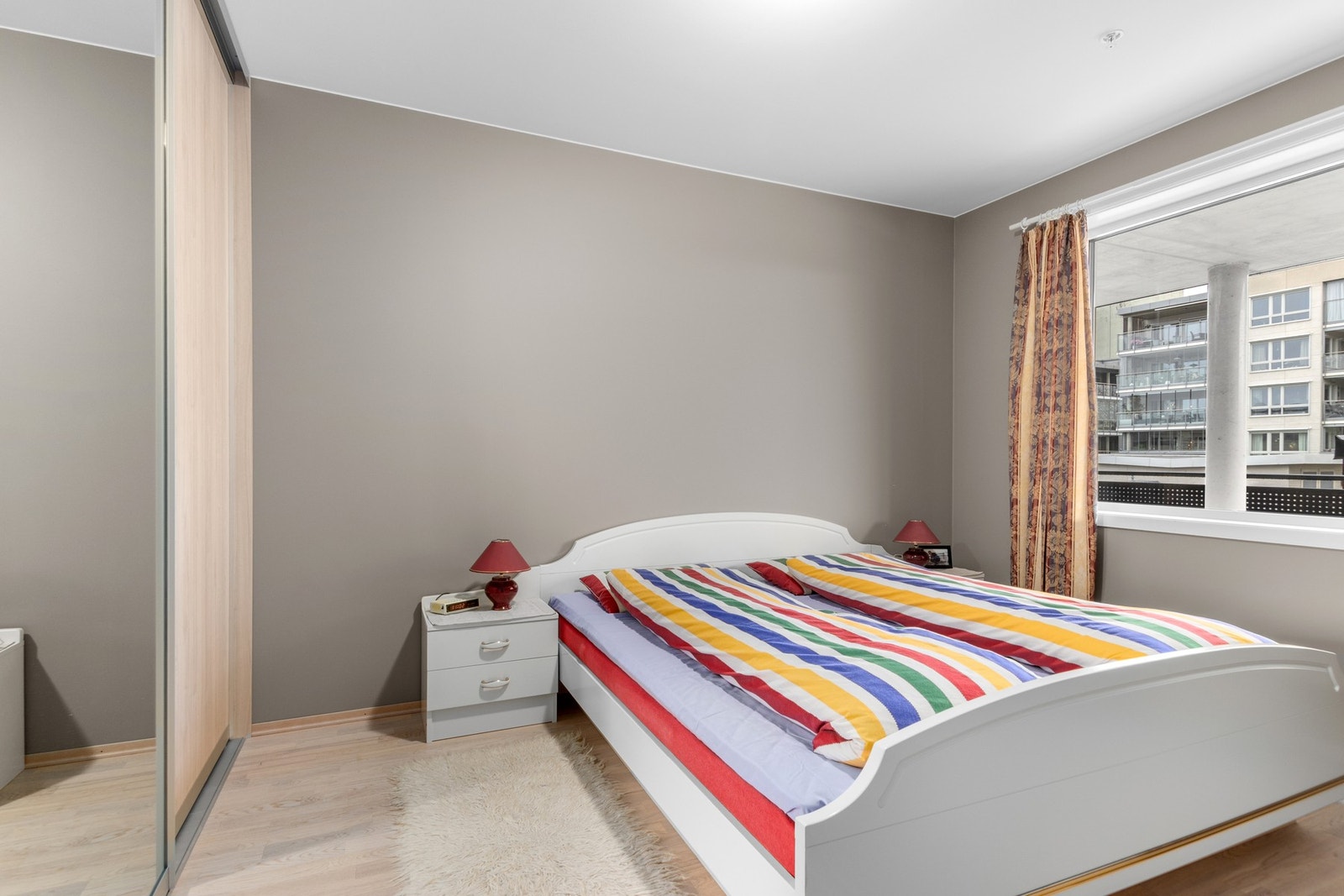 Hovedsoverom - Romslig garderobeskap! Galleribilde