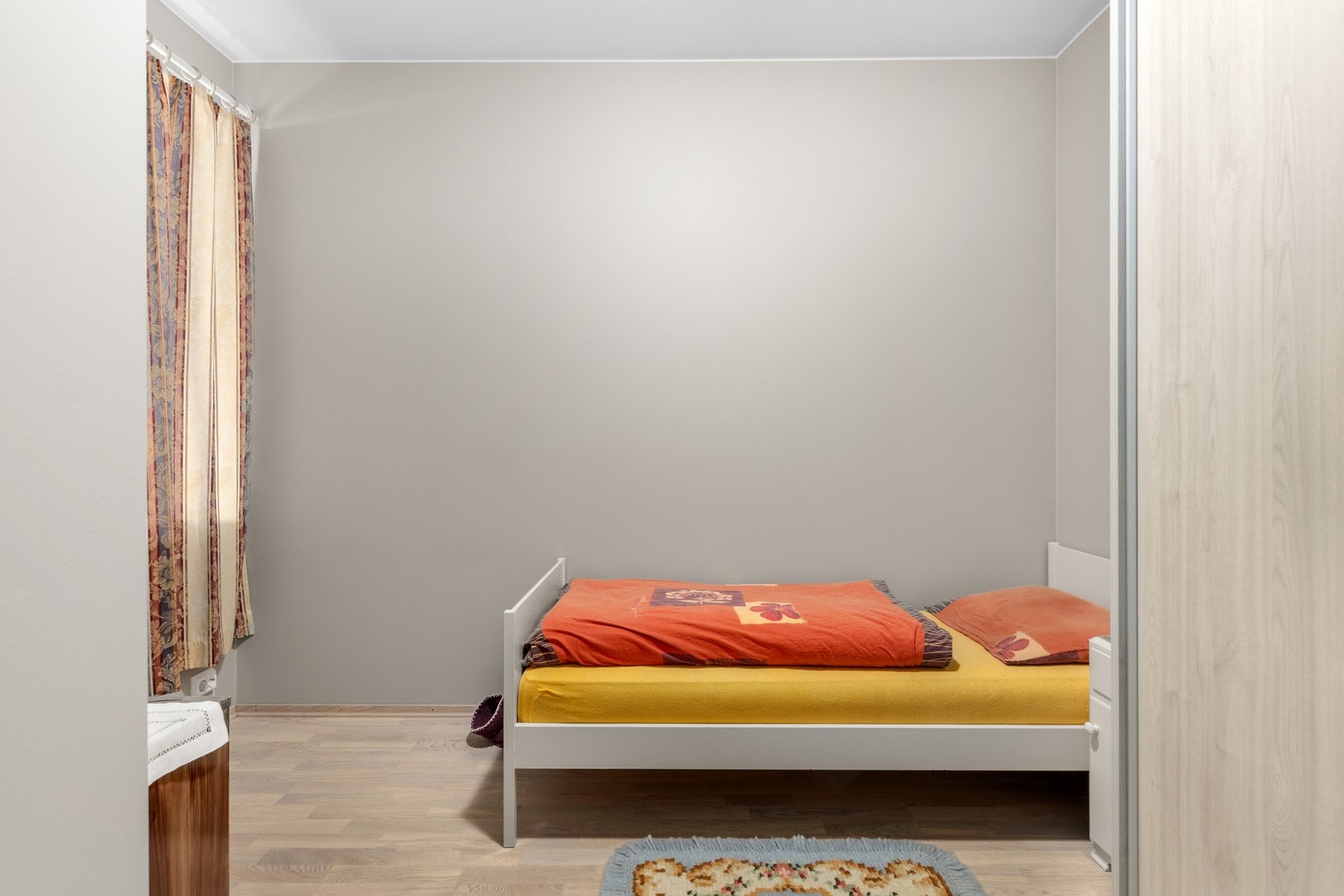 Gjestesoverom med garderobeskap Galleribilde