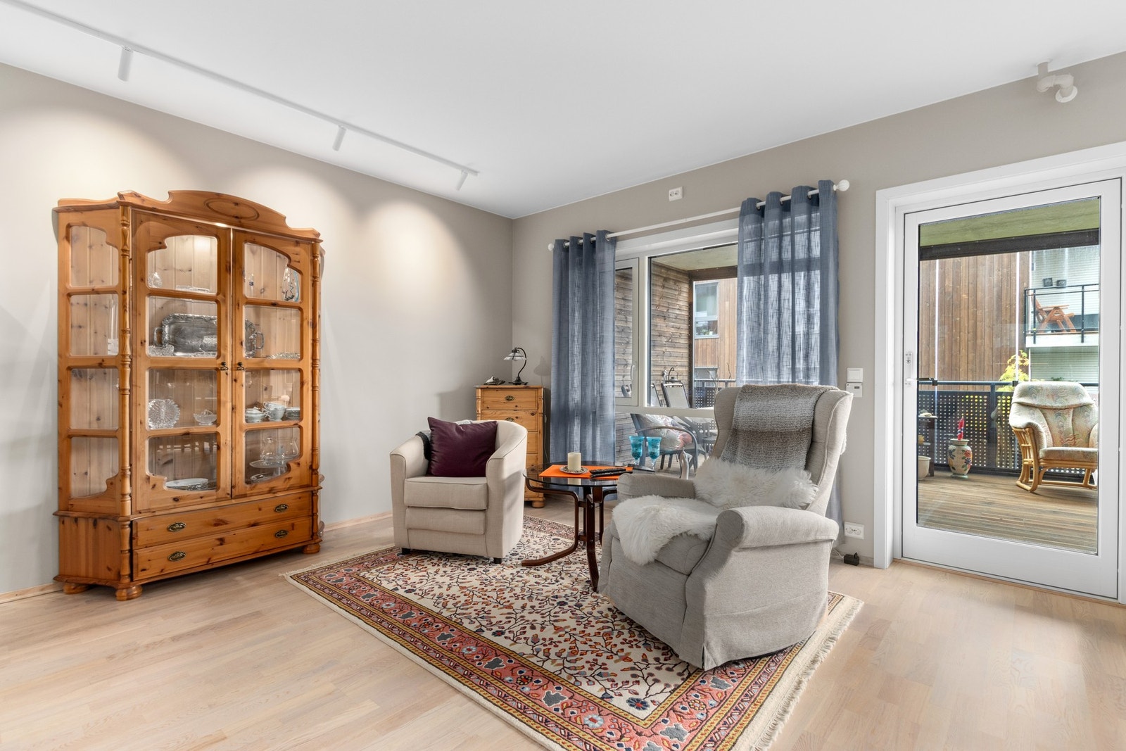 Stue med utgang til innglasset veranda. Galleribilde