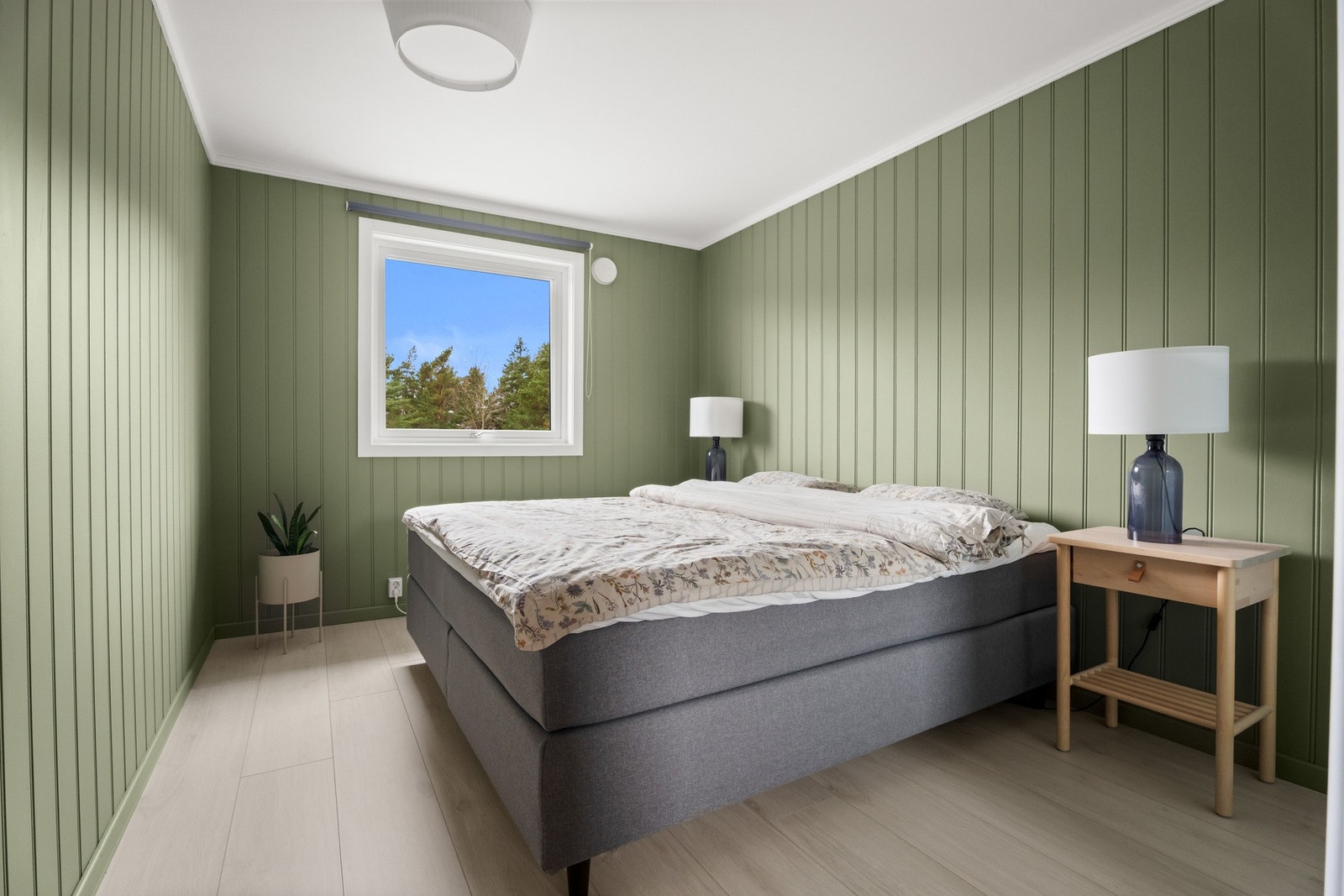 Romslig soverom med god plass til dobbeltseng og tilhørende møblement Galleribilde